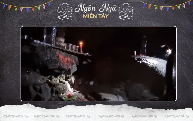 Hang Công Đức Núi Cấm và giai thoại cán cân đá đo lòng người Khu vực thờ cúng bên trong hang Công Đức